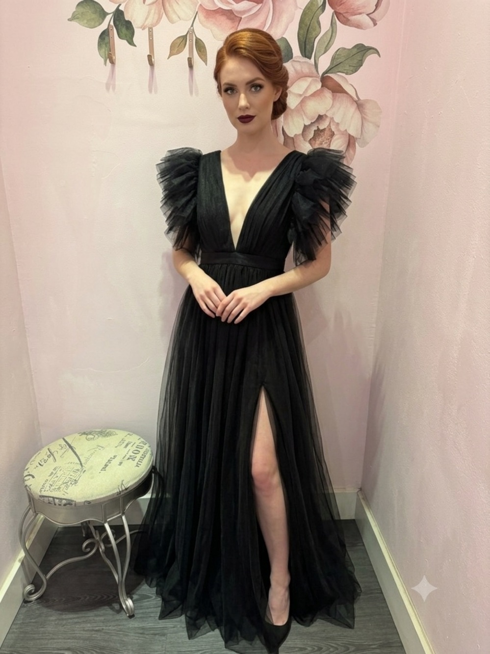 Elegant Black Tulle Evening Dress with Ruffled Shoulders